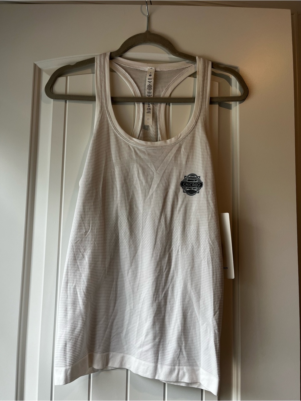 lululemon athletica White Racerback Tank with Chicago Badge Size 8 - Picture 1 of 5